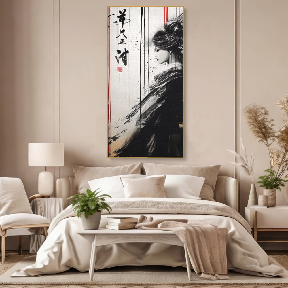 Tablou canvas cu tablou vertical cu gheisa in tus, in rama de aluminiu auriu, pe perete intr-un dormitor